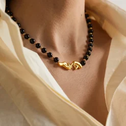 Les Mains Necklace